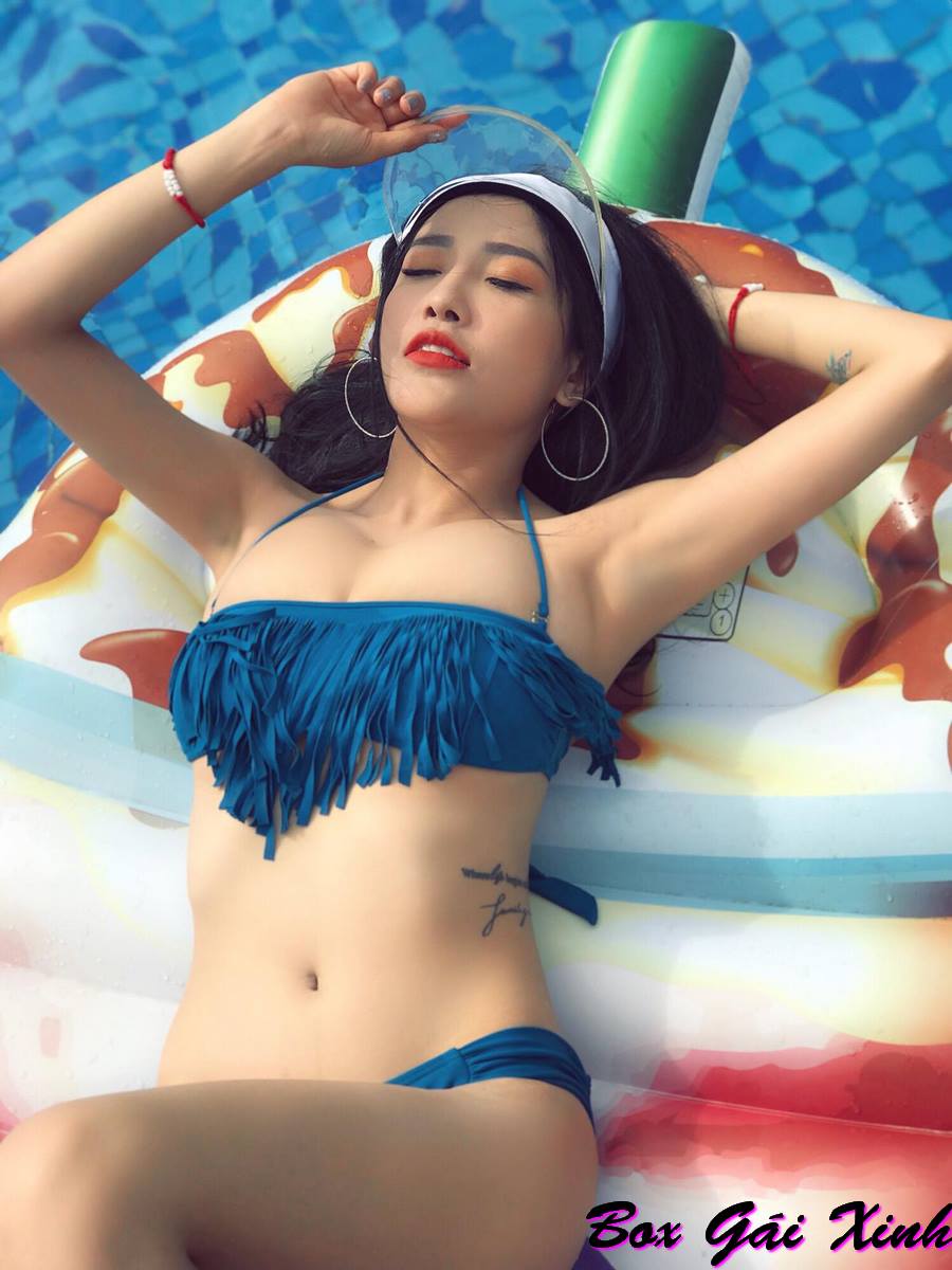 Hình ảnh Viên Vibi bikini khoe ngực khủng tạo dáng khiêu gợi