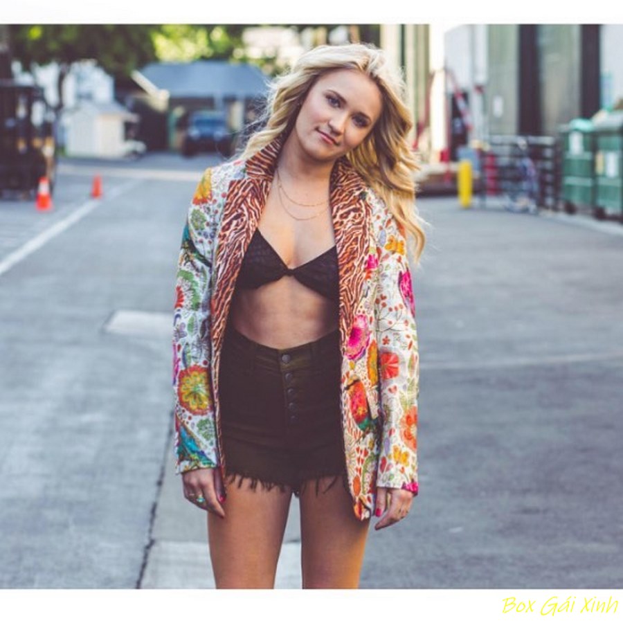 ảnh Emily Osment nude khiêu gợi 8