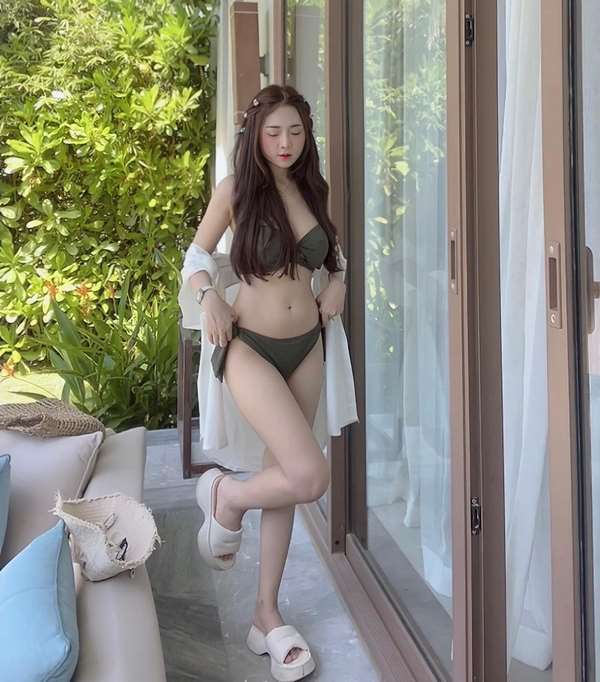 anh-tiktoker-hong-le-bikini-di-bien-sexy-13