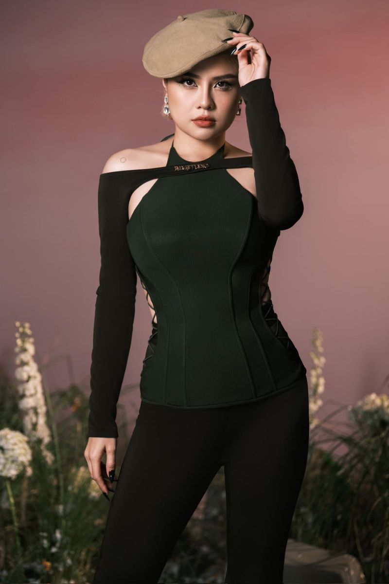 Ảnh ca sĩ Thái Trinh sexy 3