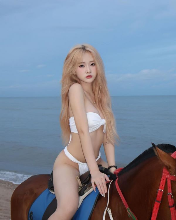 anh-nguyen-dieu-linh-tik-tok-nong-bong-sexy-bikini-5