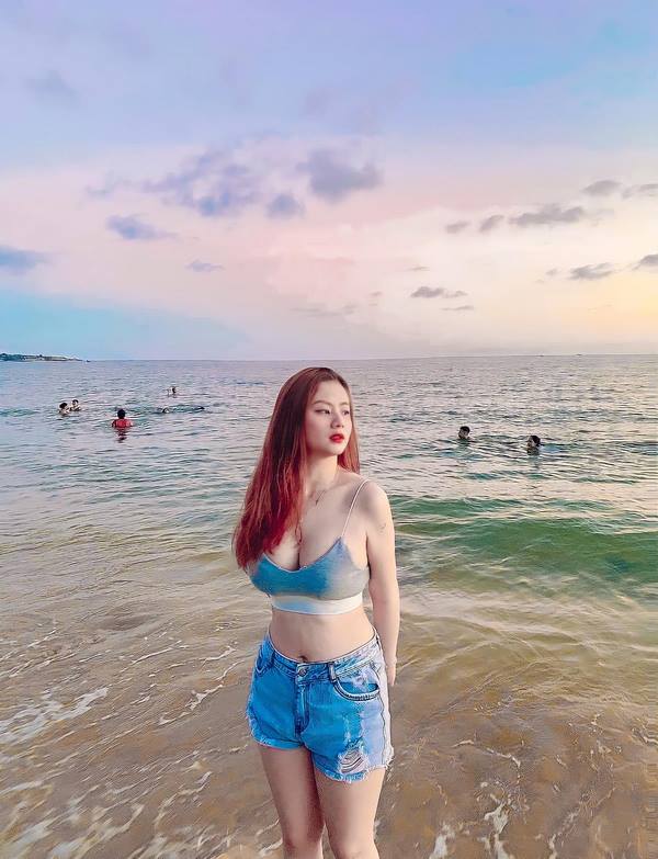 anh-tiktoker-to-quynh-huong-bikini-sexy-goi-cam-khoe-nguc-khung-6