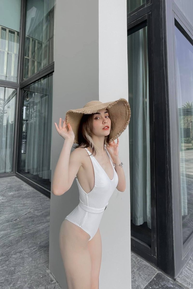 Ảnh ca sĩ Mlee bikini 8