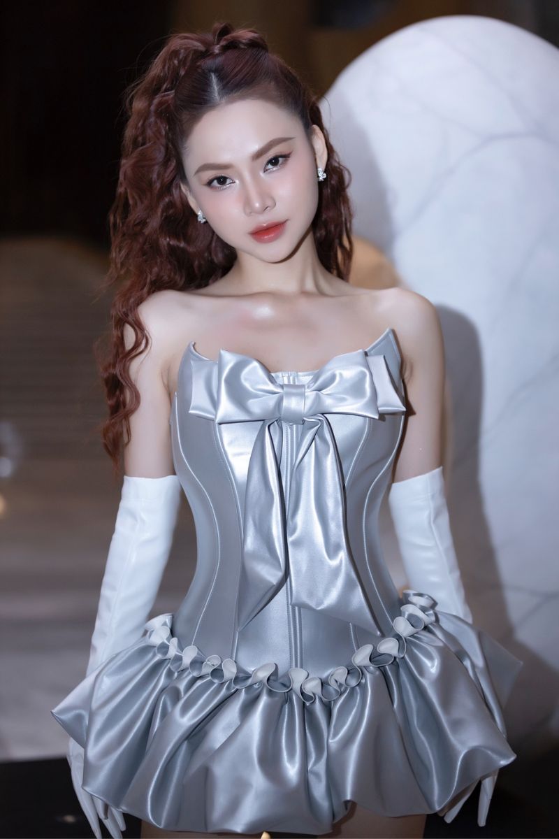 Ảnh ca sĩ Ngô Lan Hương sexy 14