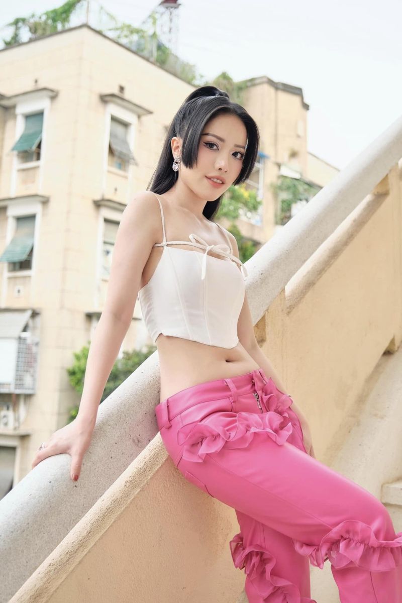 Ảnh ca sĩ Phùng Khánh Linh sexy 1