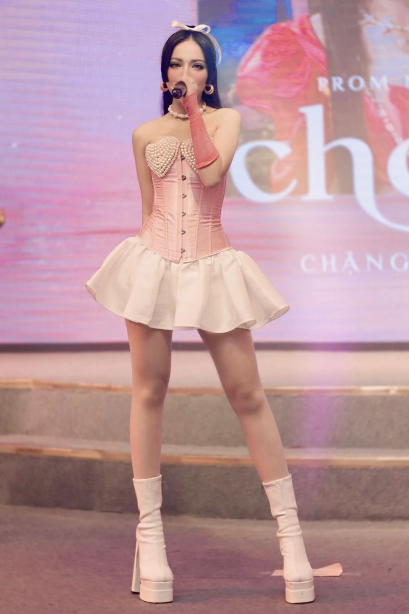 Ảnh ca sĩ Phùng Khánh Linh sexy 18