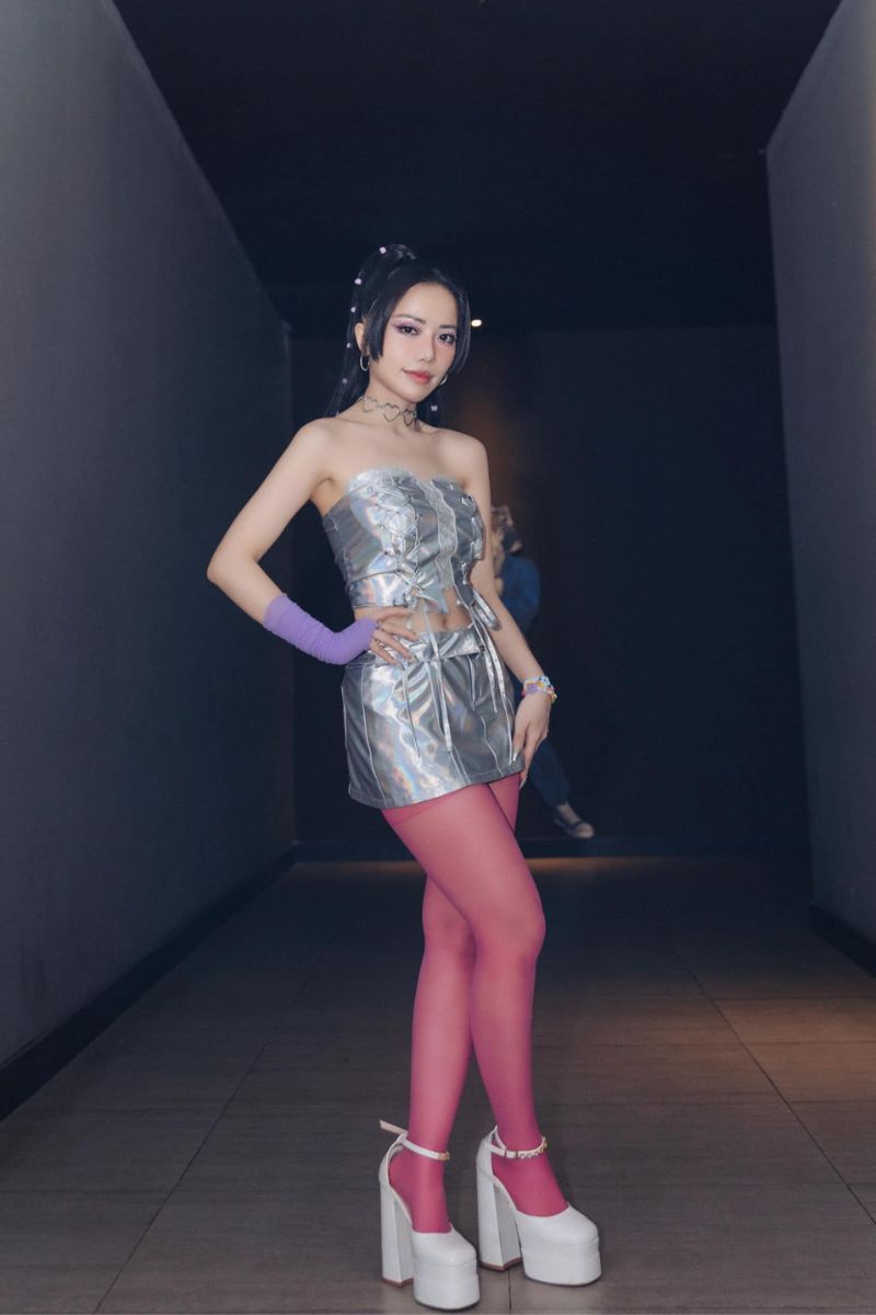 Ảnh ca sĩ Phùng Khánh Linh sexy 3