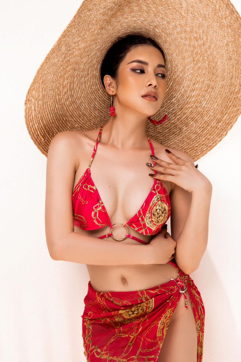 Ảnh diễn viên Lily Chen bikini 13