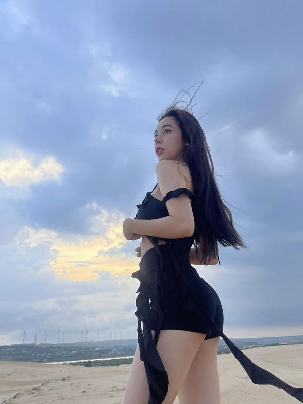 anh-tiktoker-quynh-mieu-bikini-khoe-body-nong-bong-17